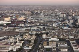 Image du Maroc Professionnelle de  Sur cette image réalisée du minaret de la mosquée Hassan II, on découvre au premier plan à droite l’ancienne médina clos de murailles, au centre le port de pêche ainsi que d’autres installations du port de Casablanca. (Photo / Abdeljalil Bounhar) 